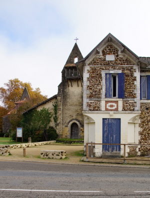 Eglises et ancienne maison à boutiques bourg de Moustey.jpg